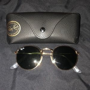 Round ray bans. Like new. No scratches